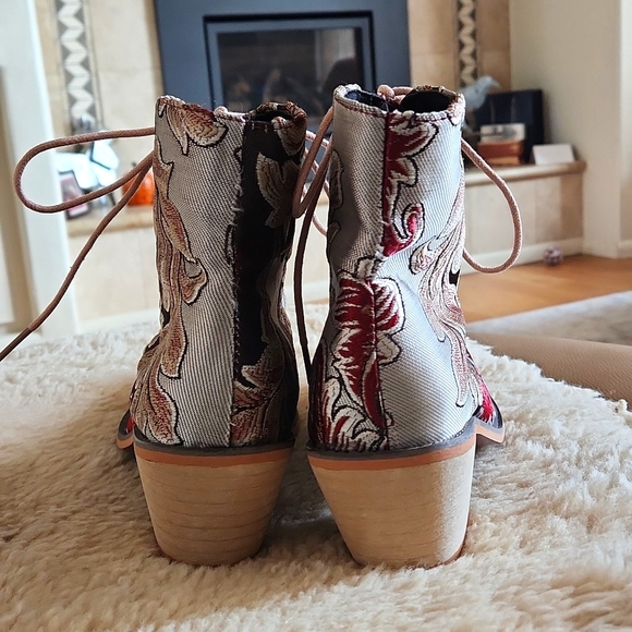 Fabulous NWOT Floral Tapestry Lace Up Cowgirl Western Boho Ankle Boots 👢 🤎💙 - Picture 6 of 16